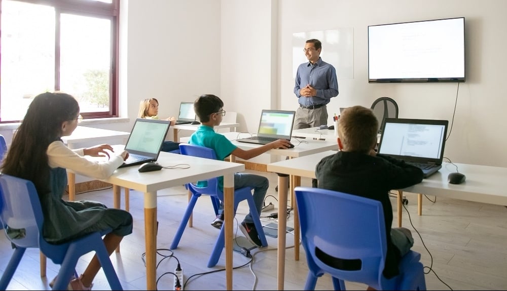 Mejorando la venta y atención al cliente: Consejos de chat para centros educativos